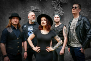 Fünf Personen posieren vor einer grauen Mauer