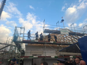 Holzkonstruktion mit Personen und Gerüst