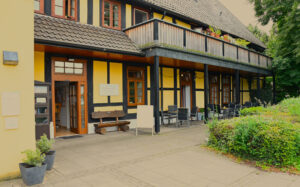 Fachwerkgebäude mit Sitzgelegenheiten vor der Begegnungsstätte