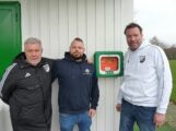 VfL Bückeburg erhält weiteren Defibrillator für die Sportanlage in der Kornmasch