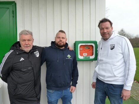 VfL Bückeburg erhält weiteren Defibrillator für die Sportanlage in der Kornmasch