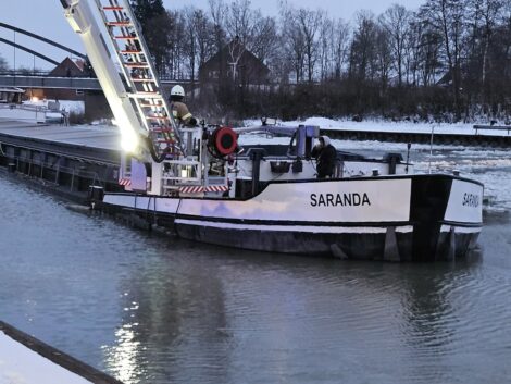 Großeinsatz im Hafen Pollhagen wegen gemeldeten sinkenden Binnenschiffes