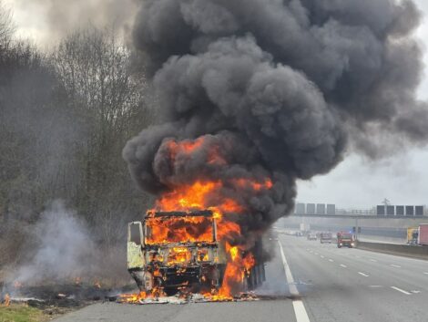 Gefahrgut-Lkw brennt auf der BAB 2: <br>Zugmaschine steht in Vollbrand