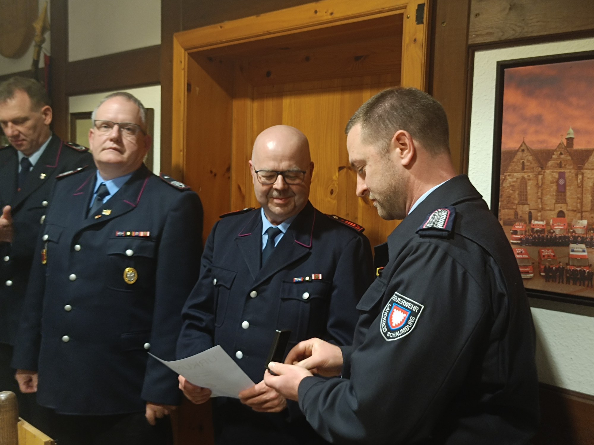 Drei Feuerwehrleute in Uniform