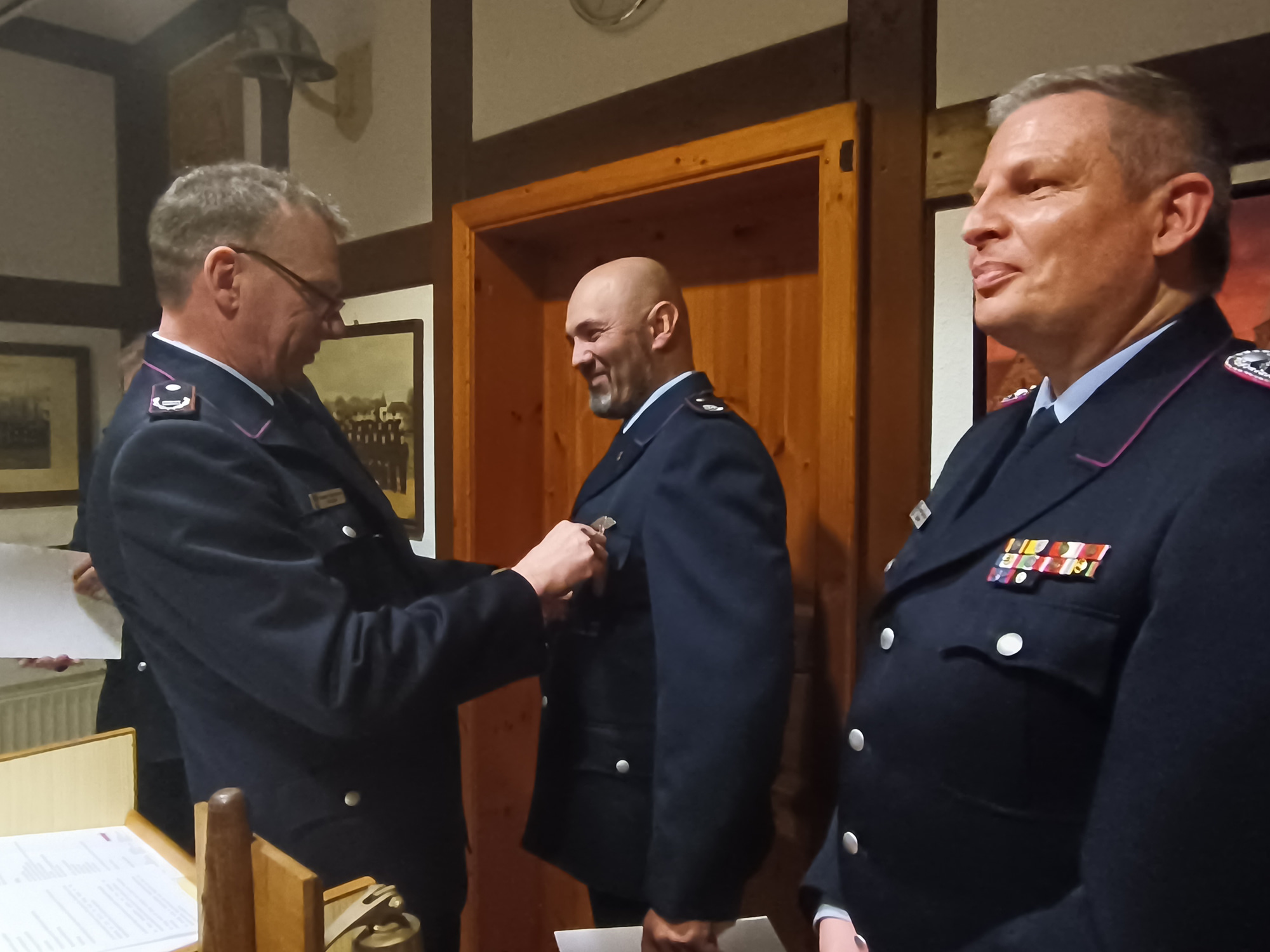 Drei Feuerwehrleute in Uniform