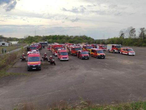 Kreisfeuerwehr Bereitschaft Nord trainiert Ernstfall: Feuer in einer Maschinenhalle