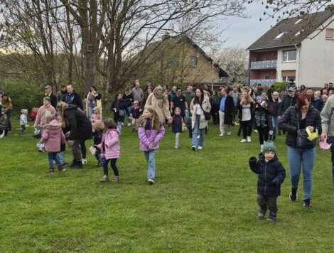 Osterfeuer der Ortsfeuerwehr Röcke begeistert zahlreiche Kinder