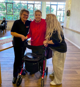 Zwei Frauen lächeln sich freudig an.