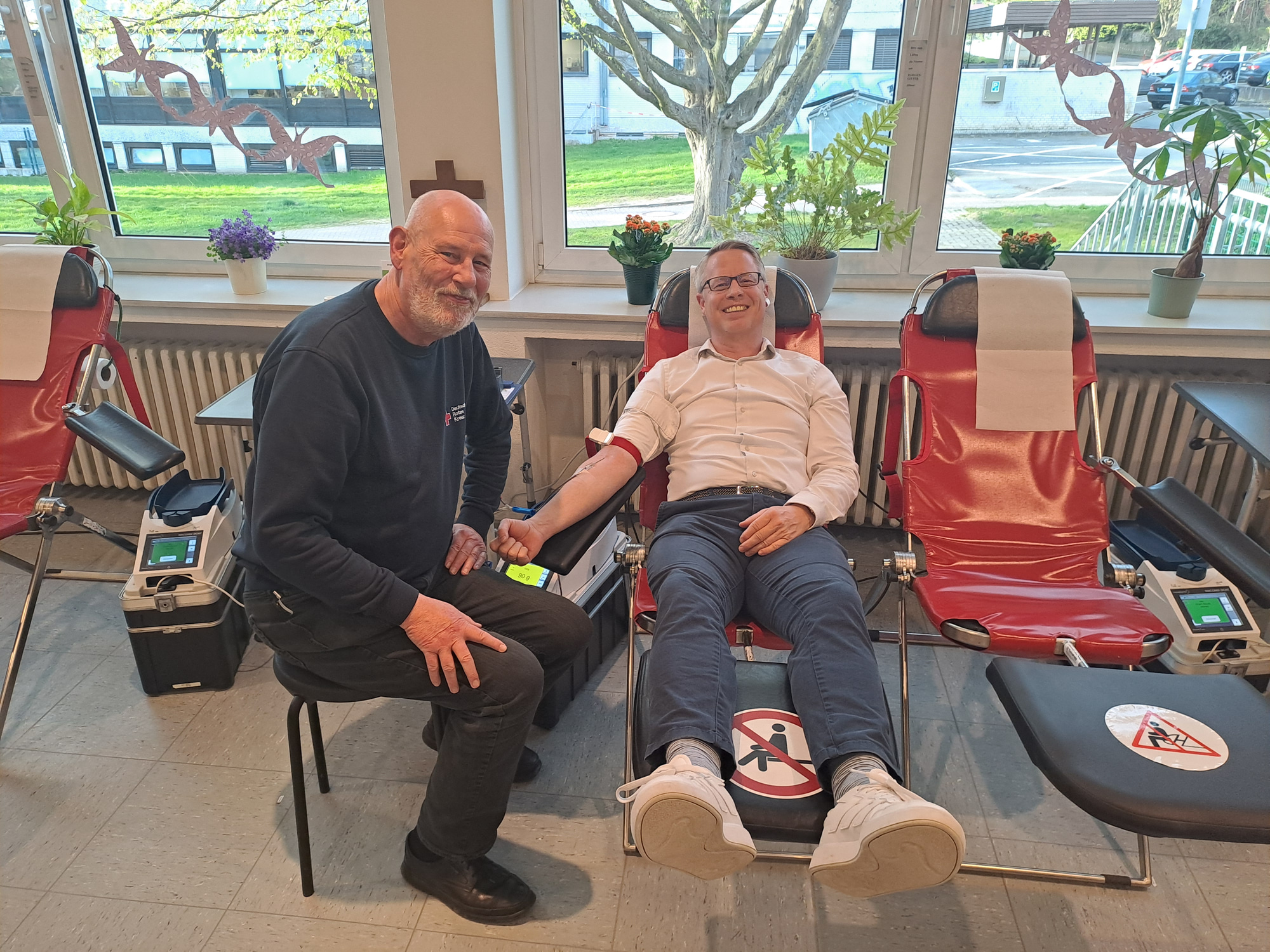 Peter Lampe bedankt sich bei Marco Ampf für seine 66. Blutspende.