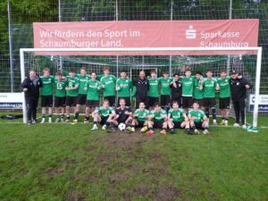 Die U19-Mannschaft des VfL Bückeburg posiert für ein Gruppenfoto vor einem Fußballtor.
