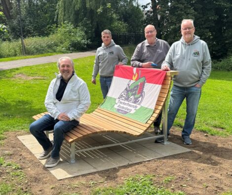 Treckerfreunde Rodenberg übergeben Liegebank an die Stadt