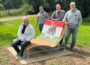 Treckerfreunde Rodenberg übergeben Liegebank an die Stadt