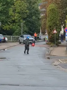 Delaborierer der Bundespolizei mit Schutzanzug und Entschärfungsroboter auf der gesperrten Bahnhofstraße in Bad Eilsen