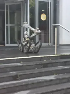 Ferngesteuerter Entschärfungs- und Manipulatorroboter vor dem betroffenen Bankgebäude in Bad Eilsen