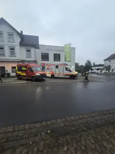 Rettungswagen und Notarztwagen des Deutschen Roten Kreuzes bei einem Einsatz in Bad Eilsen