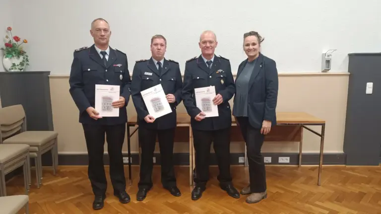Daniel Möller, Johann Schuster und Andreas Schäkel mit Bürgermeisterin Dörte Worm-Kressin bei der Ernennung