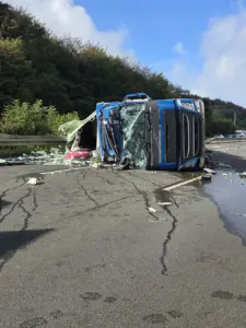 Auf der Seite liegender beschädigter Lastwagen auf der Autobahn 2 bei Bad Eilsen
