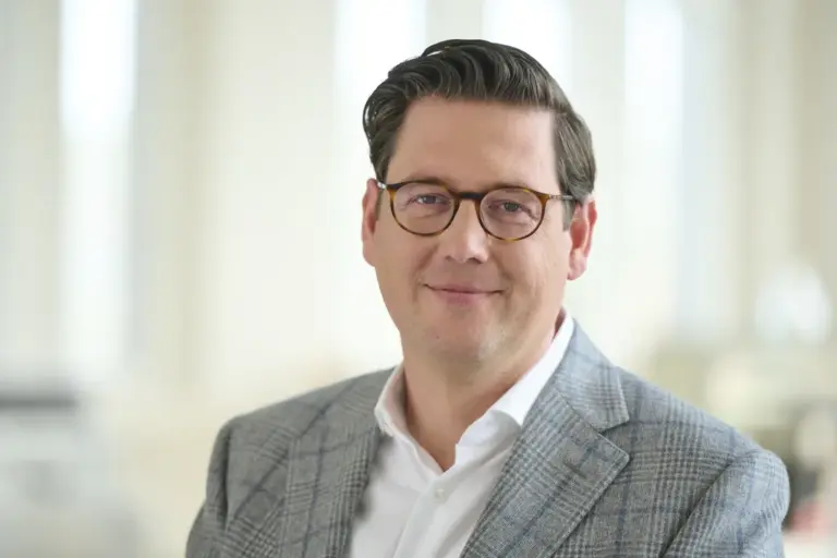 Porträt von Bürgermeister Axel Wohlgemuth vor hellem, unscharfem Hintergrund