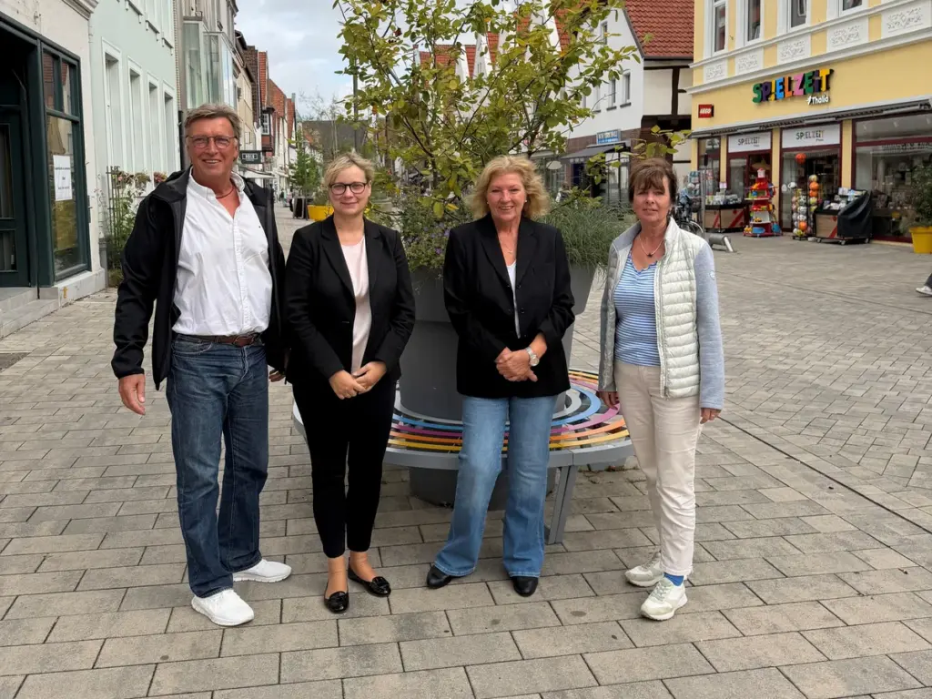 Vier Teilnehmende des Gesprächs zum Opferschutz stehen in Stadthagen nebeneinander: Axel Bergmann, Marja-Liisa Völlers, Petra Bergmann und Ingrid Rabbe-Bielinski.