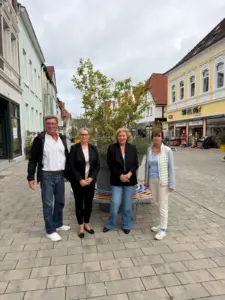 Vier Teilnehmende des Gesprächs zum Opferschutz stehen in Stadthagen nebeneinander: Axel Bergmann, Marja-Liisa Völlers, Petra Bergmann und Ingrid Rabbe-Bielinski.