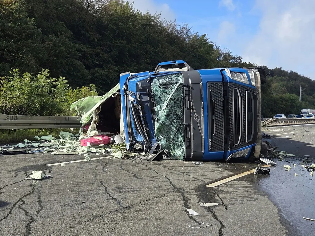 Umgestürzter Lastwagen auf der Autobahn 2 bei Bad Eilsen