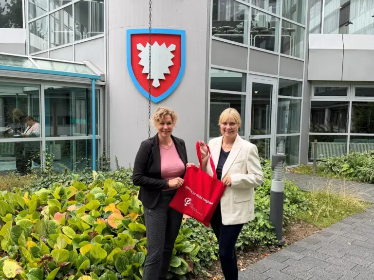 Nadine Nelle und Marja-Liisa Völlers beim Austausch über Gleichstellung und soziale Sicherheit