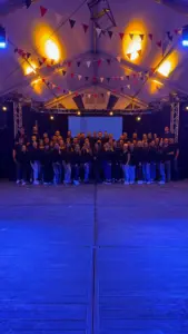 Große Gruppe vor einer Bühne im Festzelt beim Erntefest in Meinsen-Warber